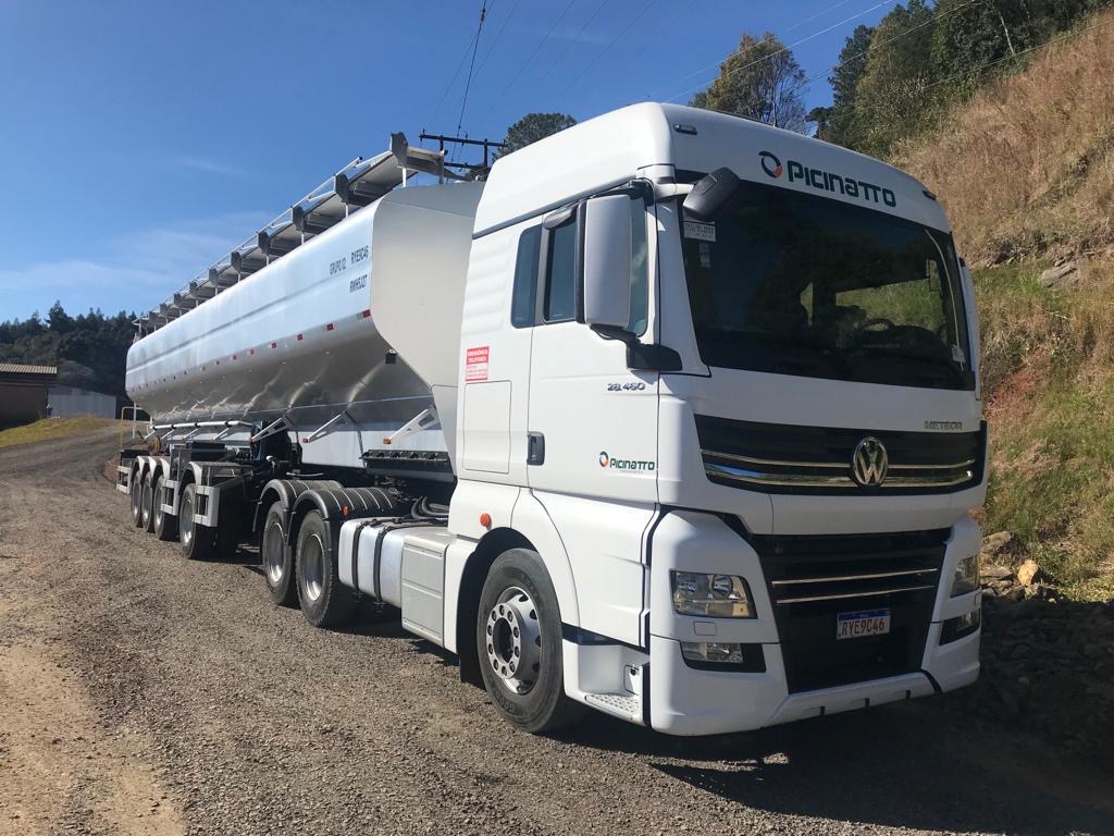 Carreta graneleira para transporte de rações