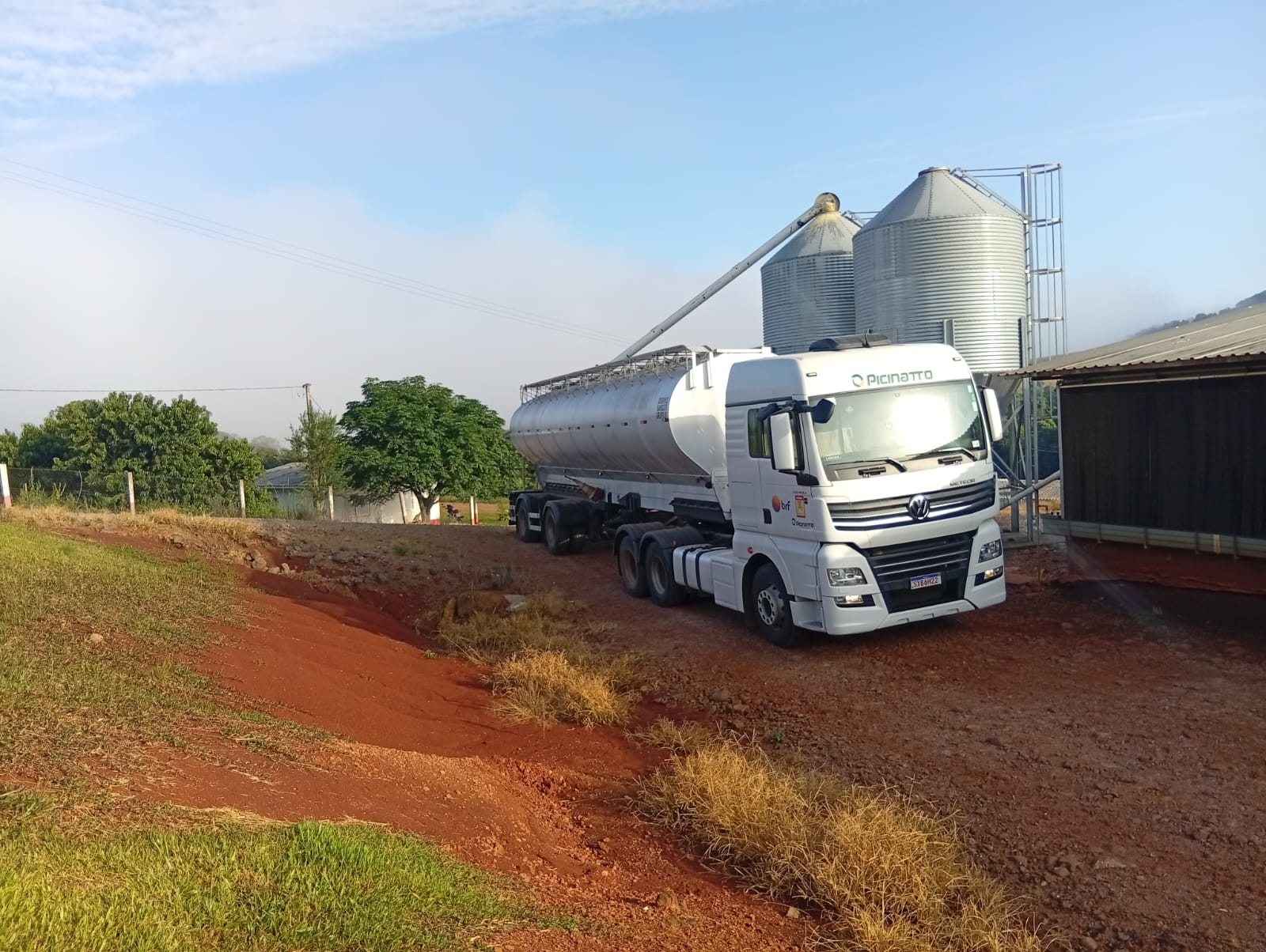 Carreta da Picinatto Transportes em operação